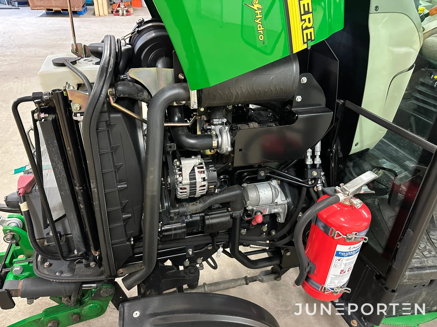 John Deere 3520 med redskap