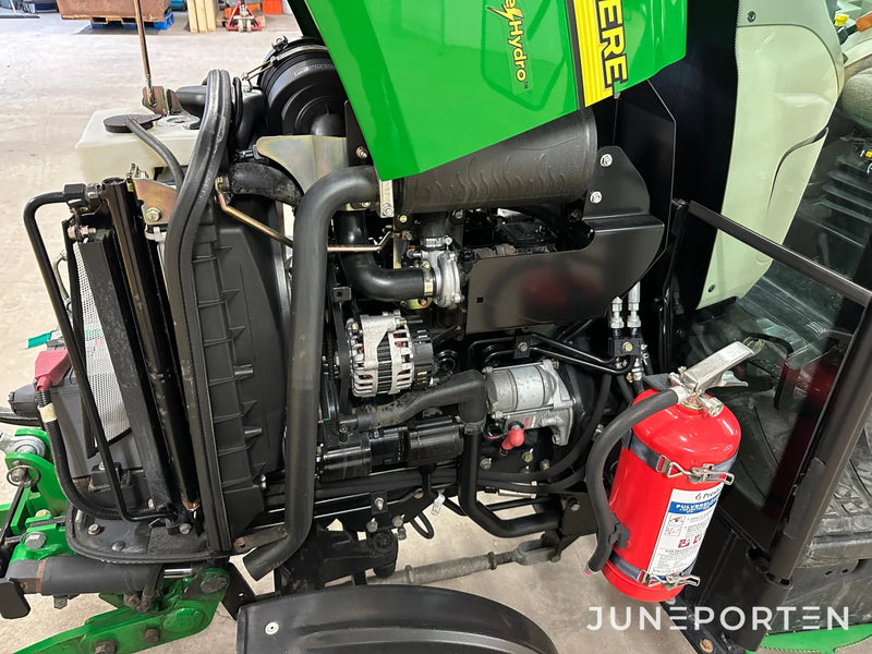 John Deere 3520 med redskap