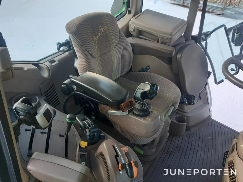 John Deere 6330 med lastare
