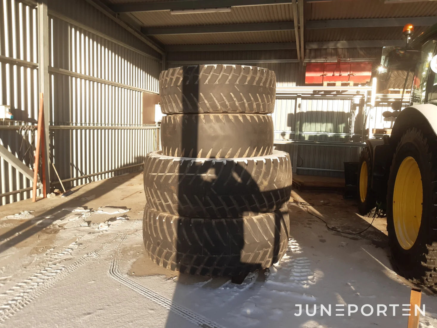 John Deere 6330 med lastare