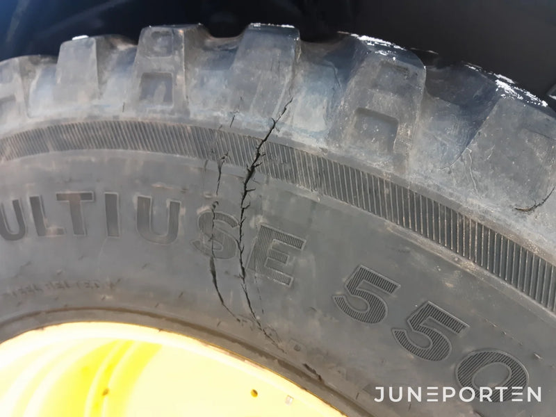 John Deere 6330 med lastare