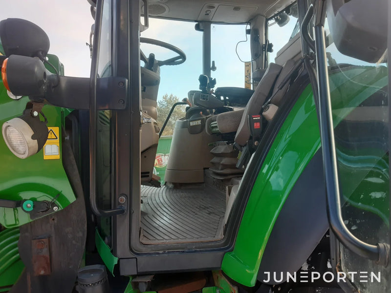 John Deere 6330 med lastare