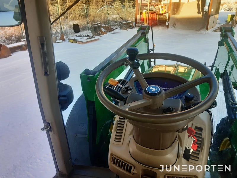 John Deere 6330 med lastare