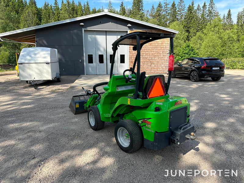 Kompaktlastare Avant 420 med redskap