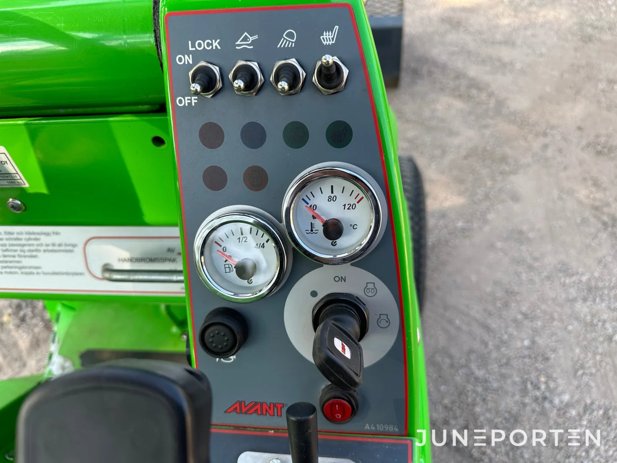 Kompaktlastare Avant 420 med redskap