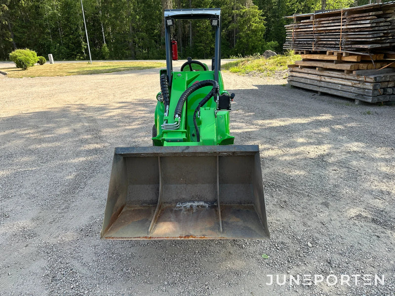 Kompaktlastare Avant 420 med redskap