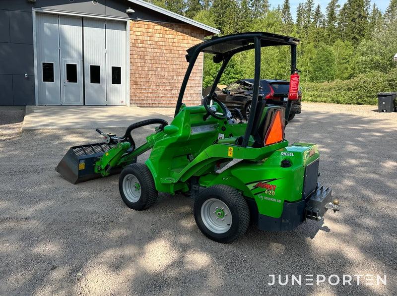 Kompaktlastare Avant 420 med redskap