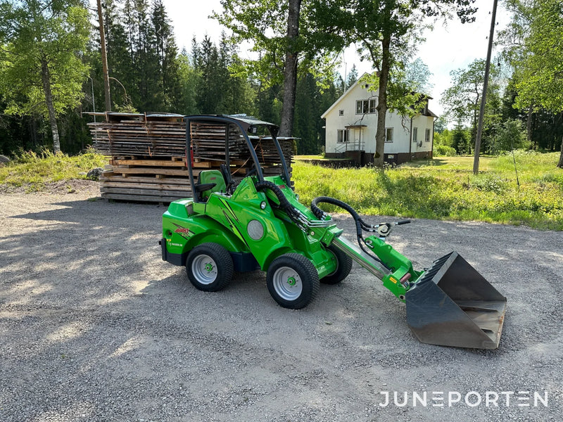 Kompaktlastare Avant 420 med redskap