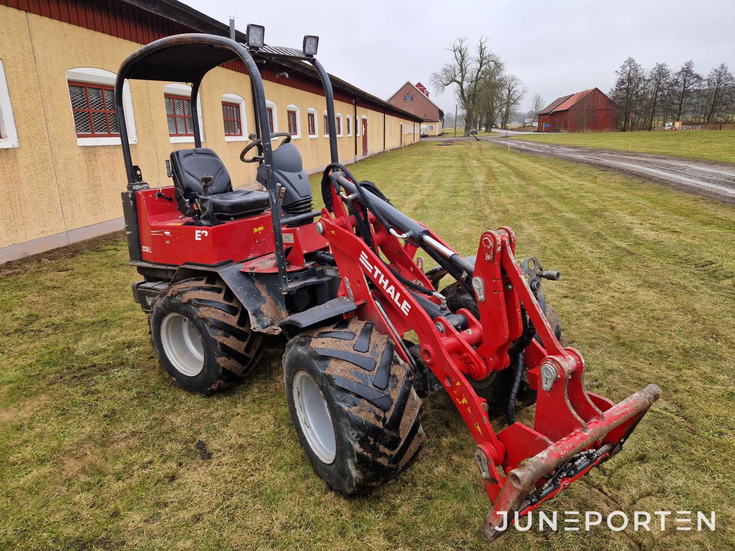 Kompaktlastare Thaler 2238 L med redskap