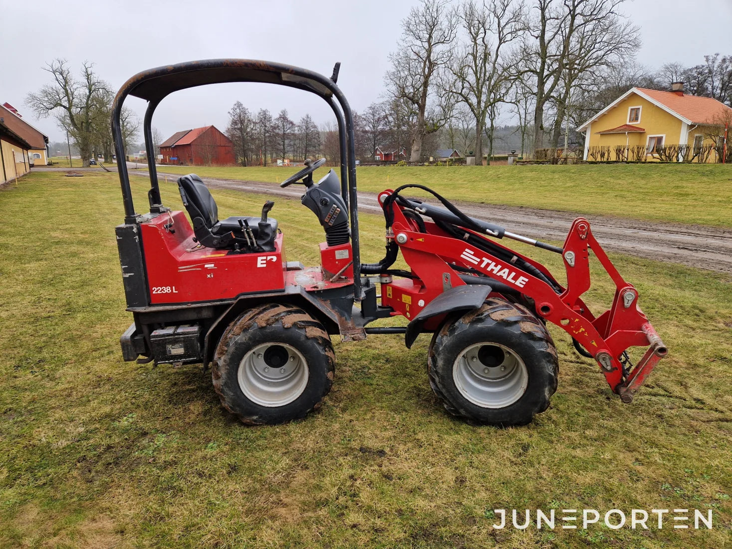 Kompaktlastare Thaler 2238 L med redskap