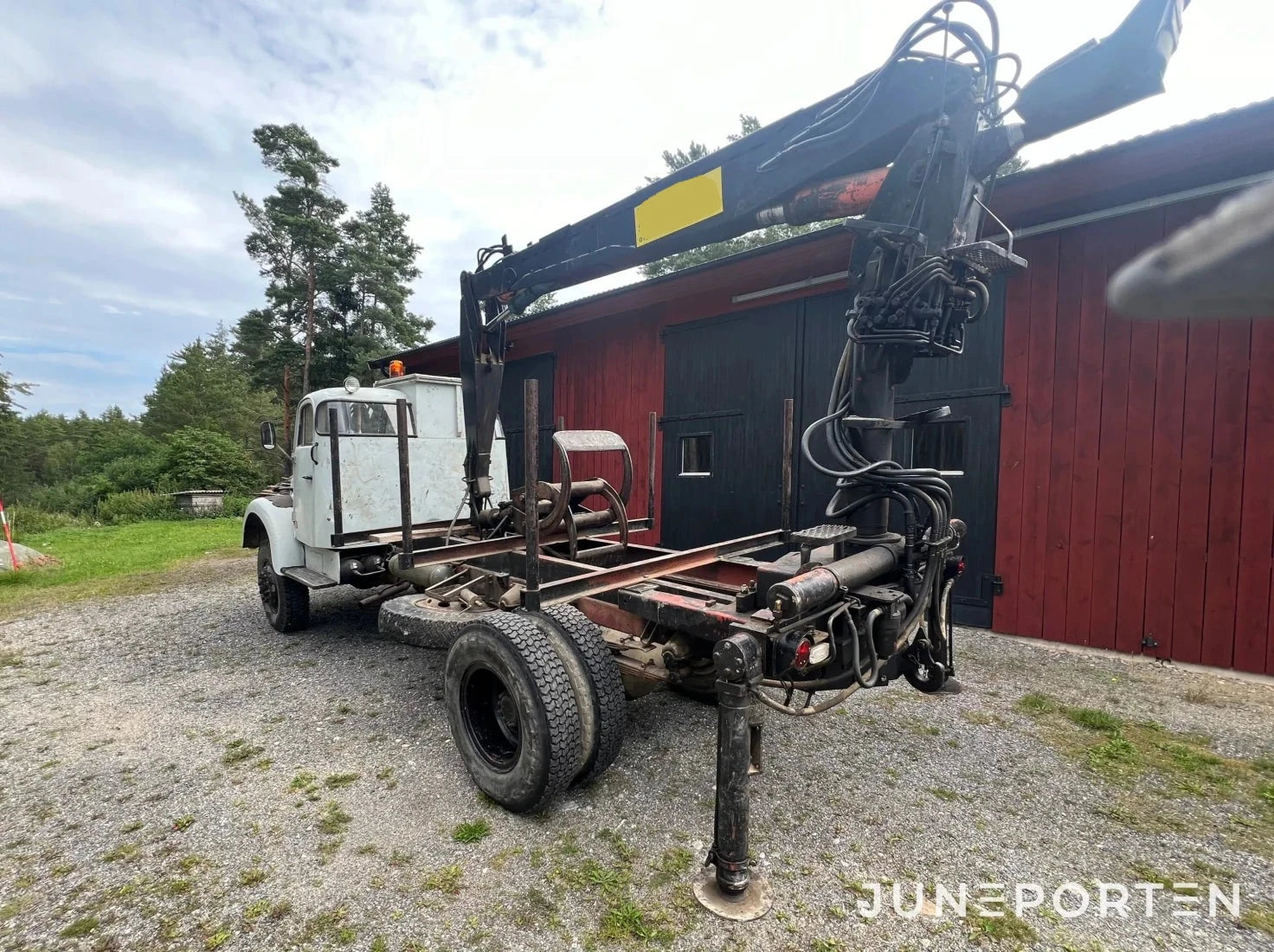 Terränglastbil Volvo L-48546-A med Hiab 177 kran