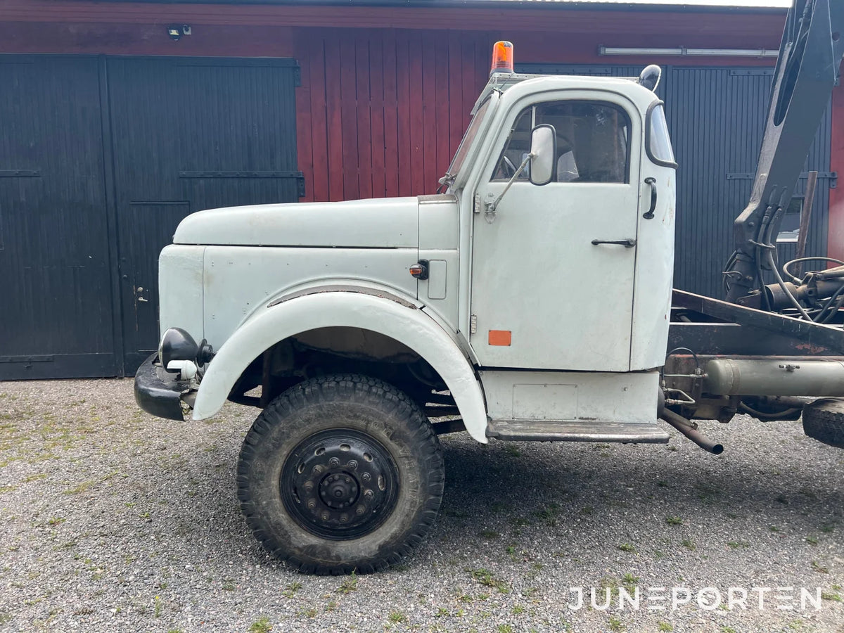Terränglastbil Volvo L-48546-A med Hiab 177 kran