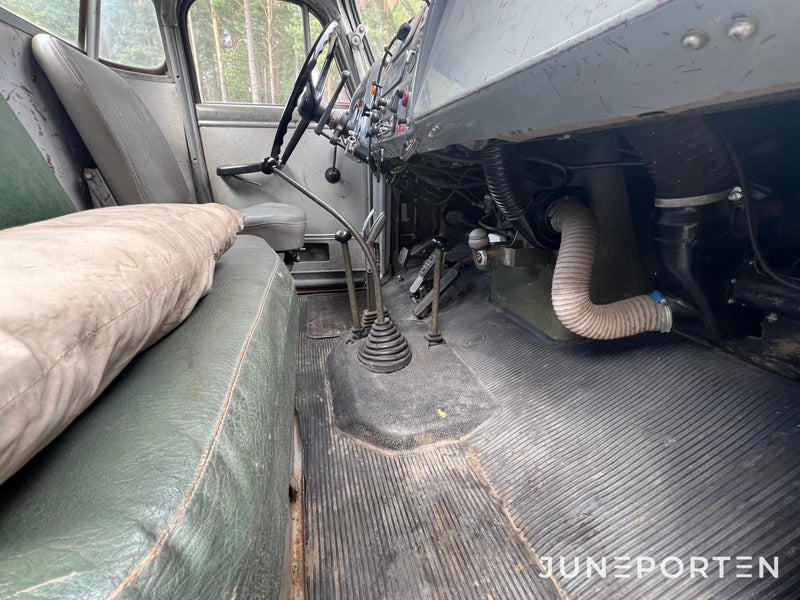 Terränglastbil Volvo L-48546-A med Hiab 177 kran