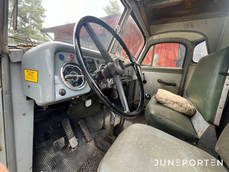 Terränglastbil Volvo L-48546-A med Hiab 177 kran