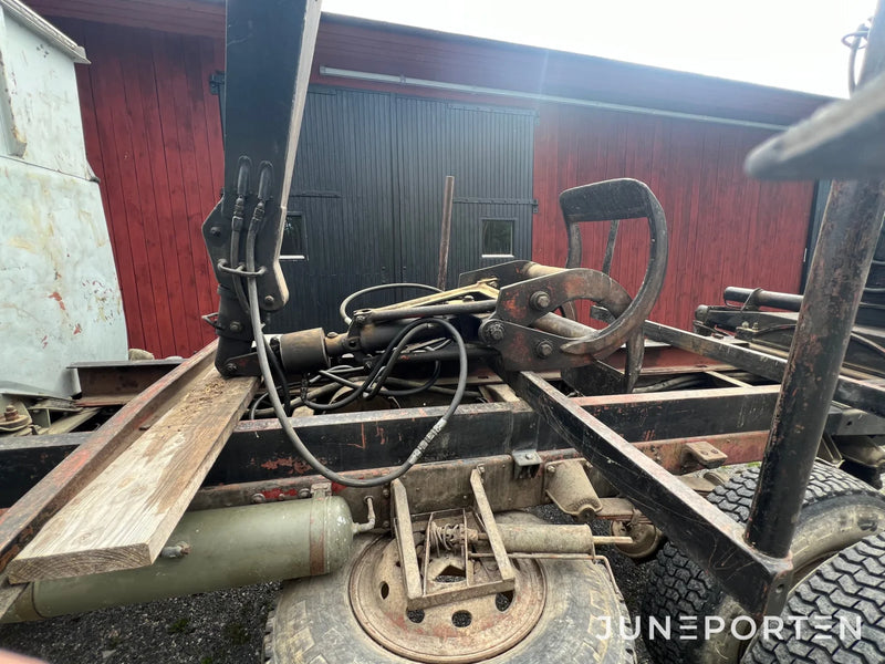 Terränglastbil Volvo L-48546-A med Hiab 177 kran