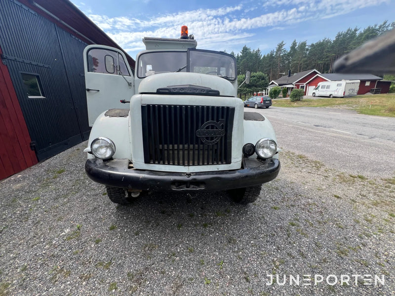 Terränglastbil Volvo L-48546-A med Hiab 177 kran