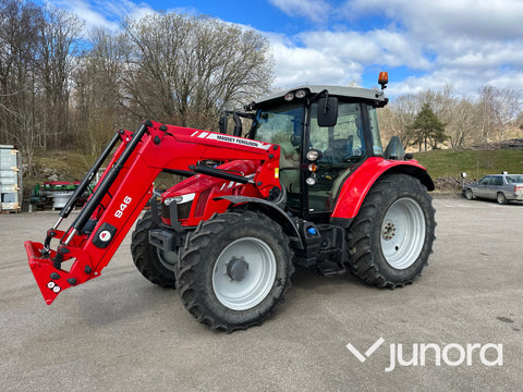 Massey Ferguson 5712 med lastare