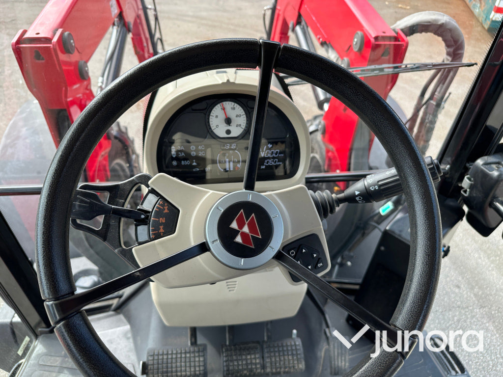 Massey Ferguson 5712 med lastare