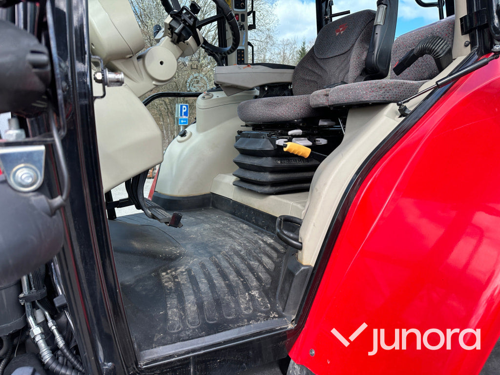 Massey Ferguson 5712 med lastare