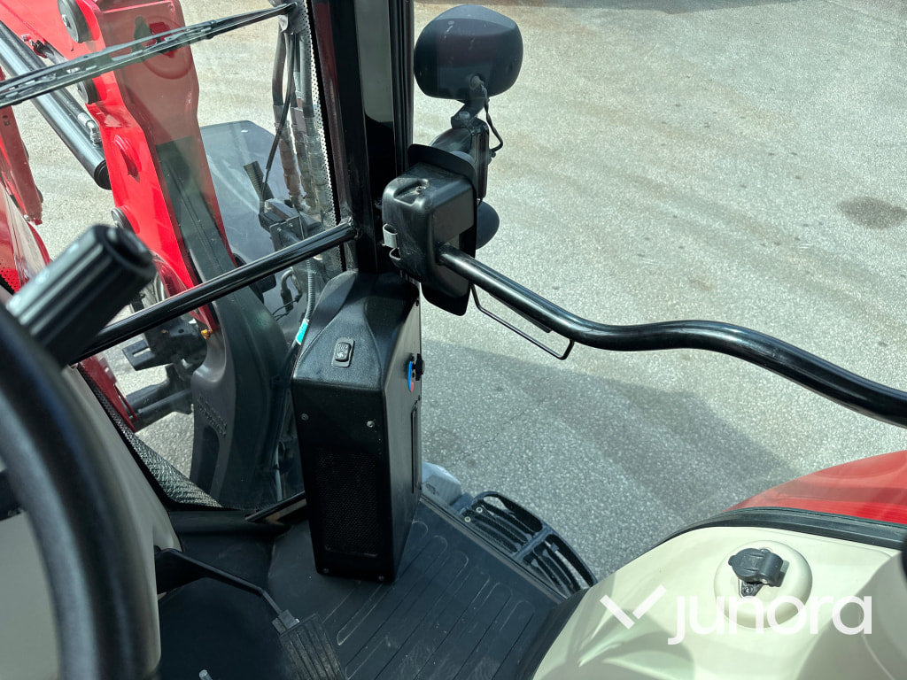 Massey Ferguson 5712 med lastare