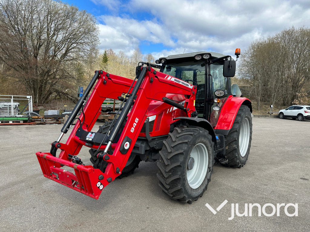Massey Ferguson 5712 med lastare