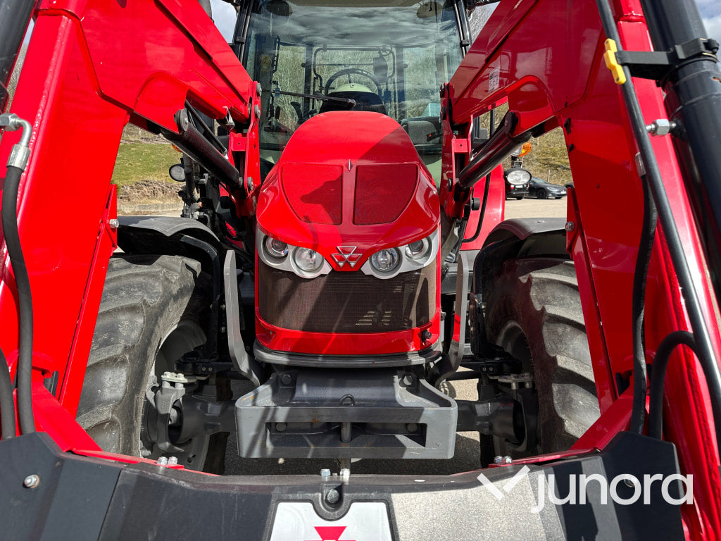 Massey Ferguson 5712 med lastare