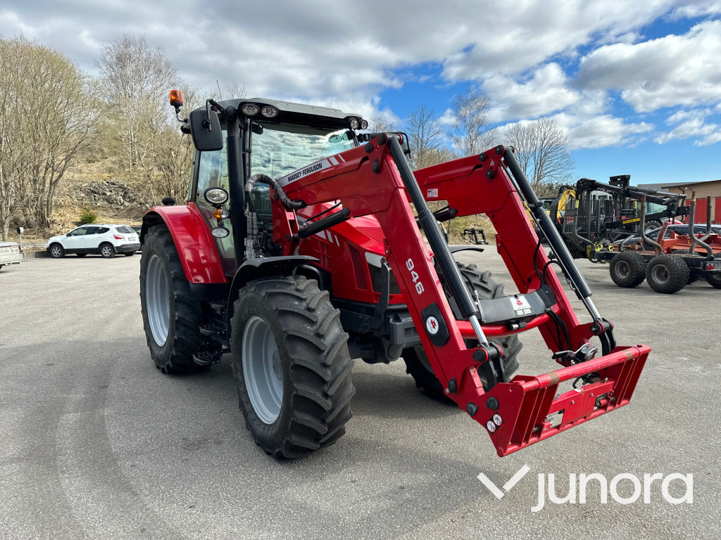 Massey Ferguson 5712 med lastare