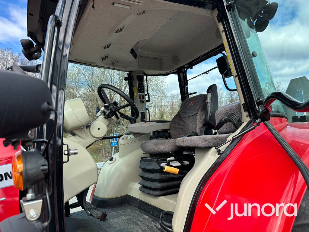 Massey Ferguson 5712 med lastare