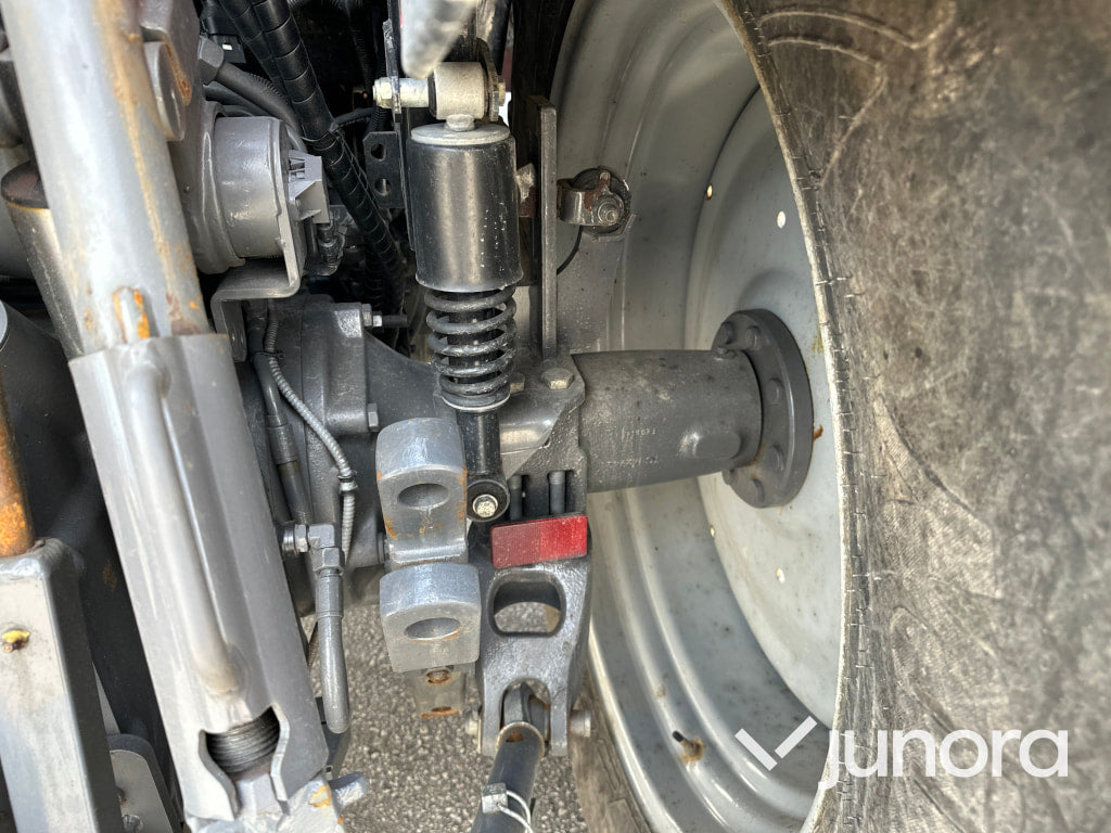 Massey Ferguson 5712 med lastare