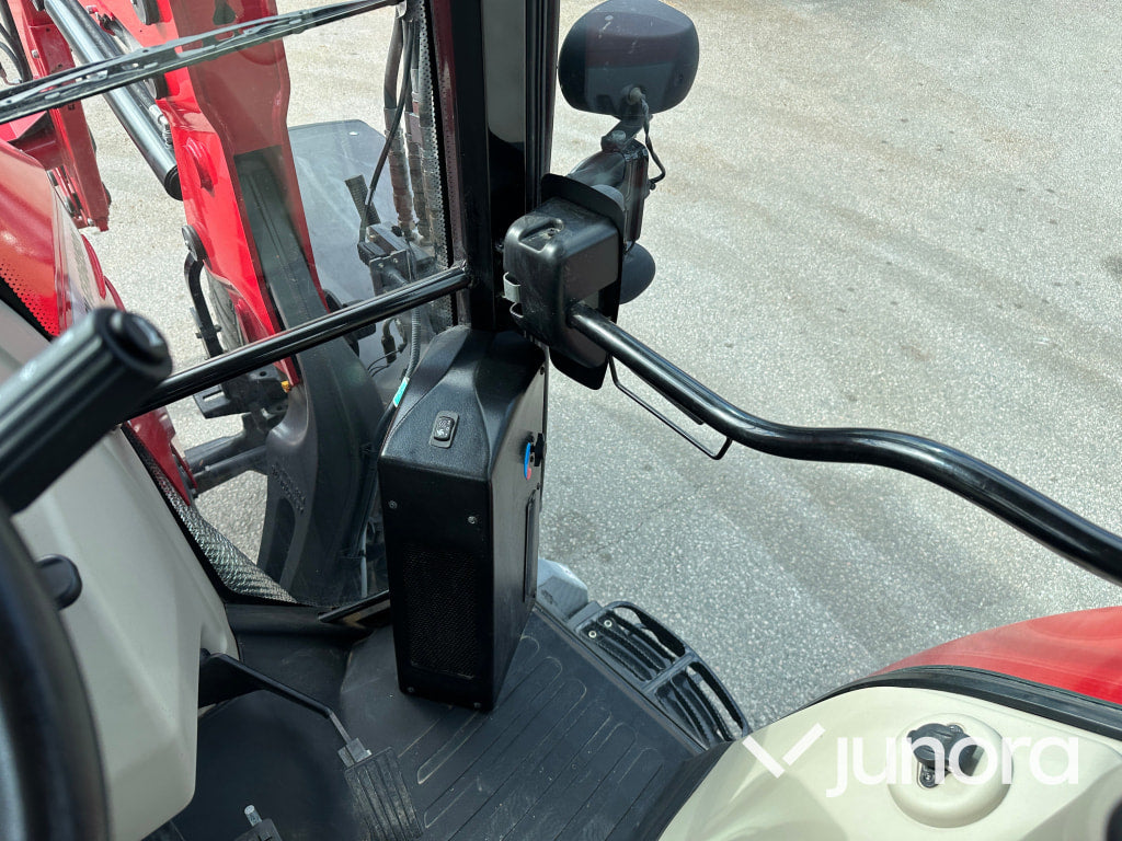 Massey Ferguson 5712 med lastare