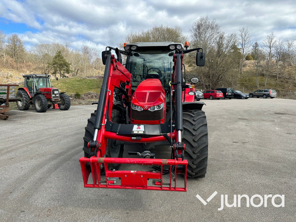 Massey Ferguson 5712 med lastare