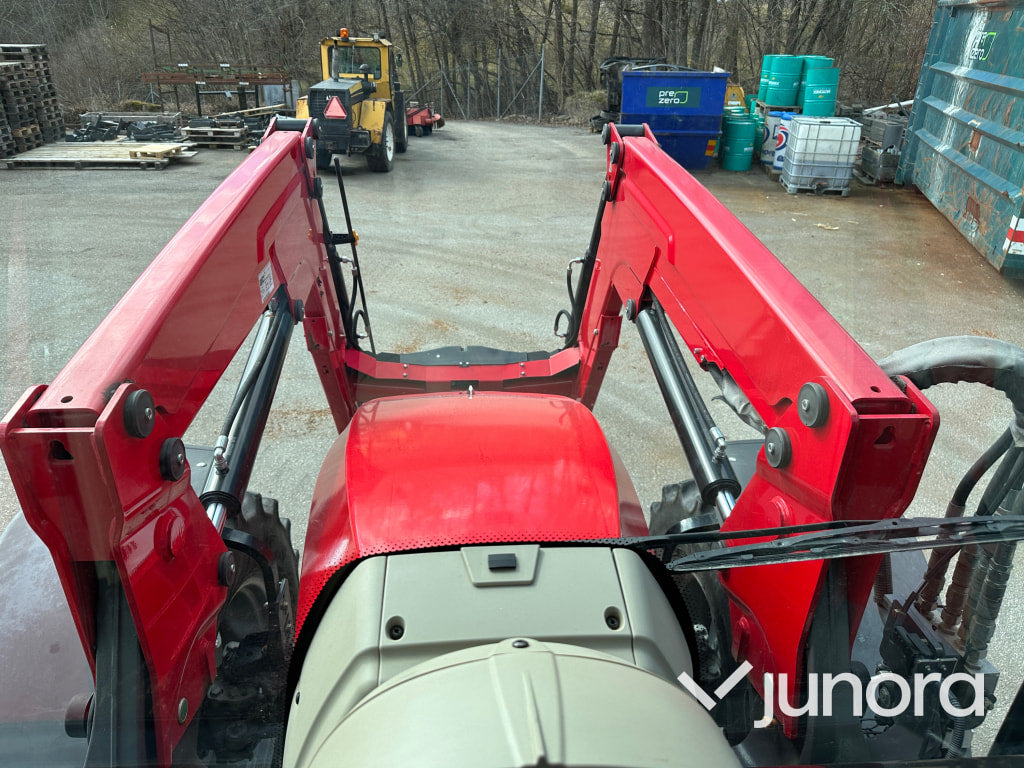 Massey Ferguson 5712 med lastare