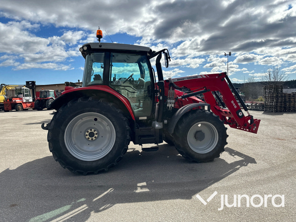 Massey Ferguson 5712 med lastare