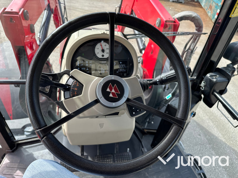 Massey Ferguson 5712 med lastare