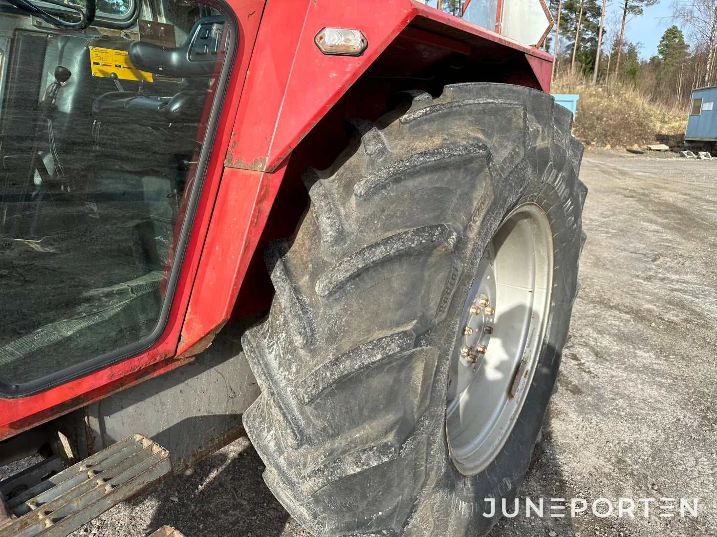 Massey Ferguson 575 med lastare