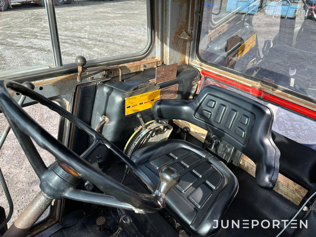 Massey Ferguson 575 med lastare