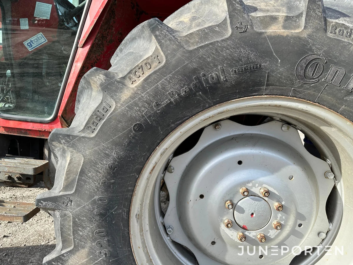 Massey Ferguson 575 med lastare