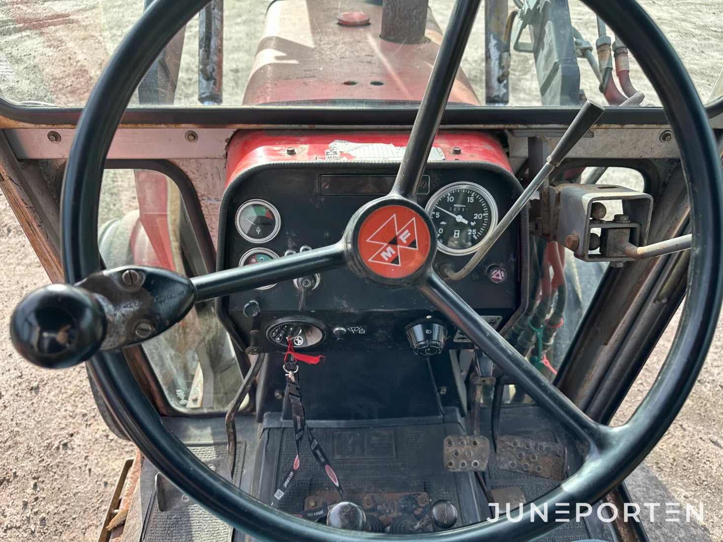 Massey Ferguson 575 med lastare