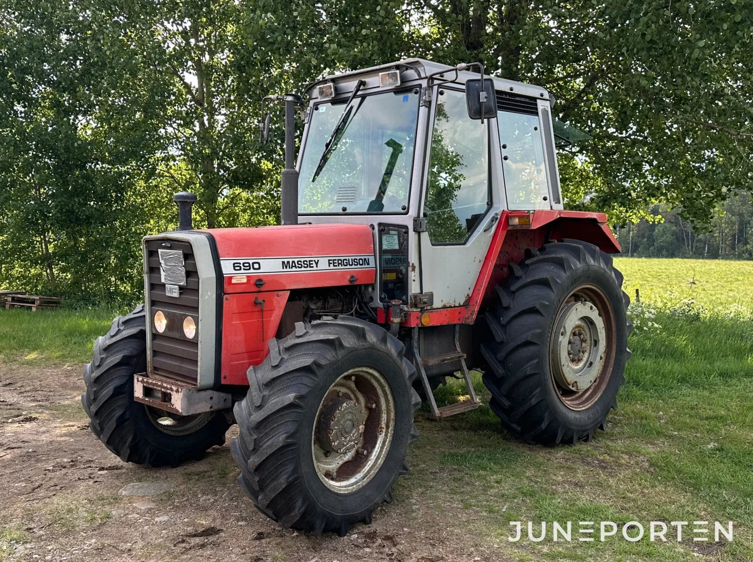 Massey Ferguson 690 4WD massey-ferguson-690-4wd