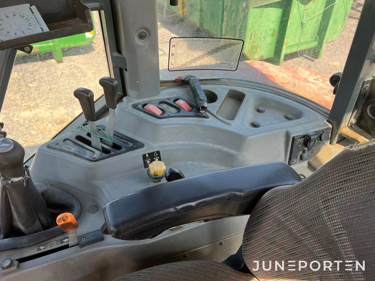 Massey Ferguson 4345 med lastare och skopa