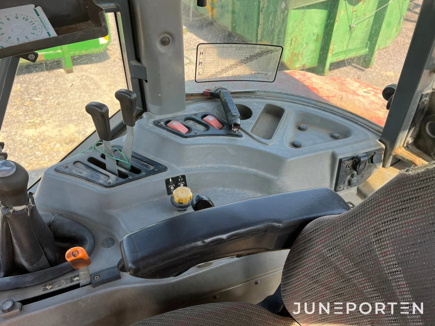 Massey Ferguson 4345 med lastare och skopa