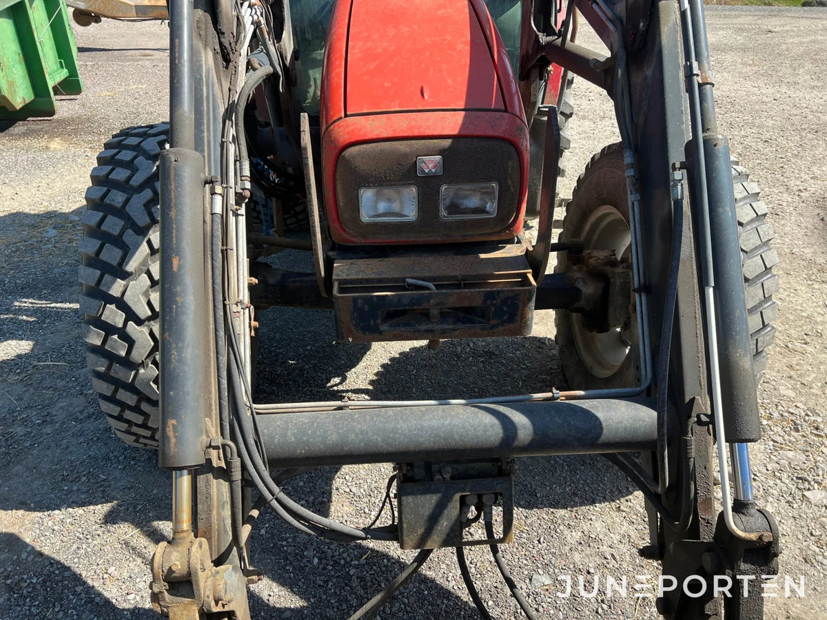 Massey Ferguson 4345 med lastare och skopa