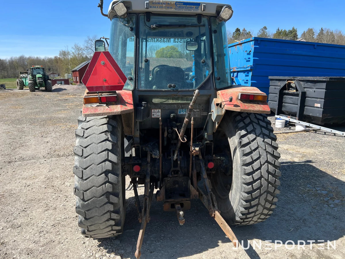 Massey Ferguson 4345 med lastare och skopa