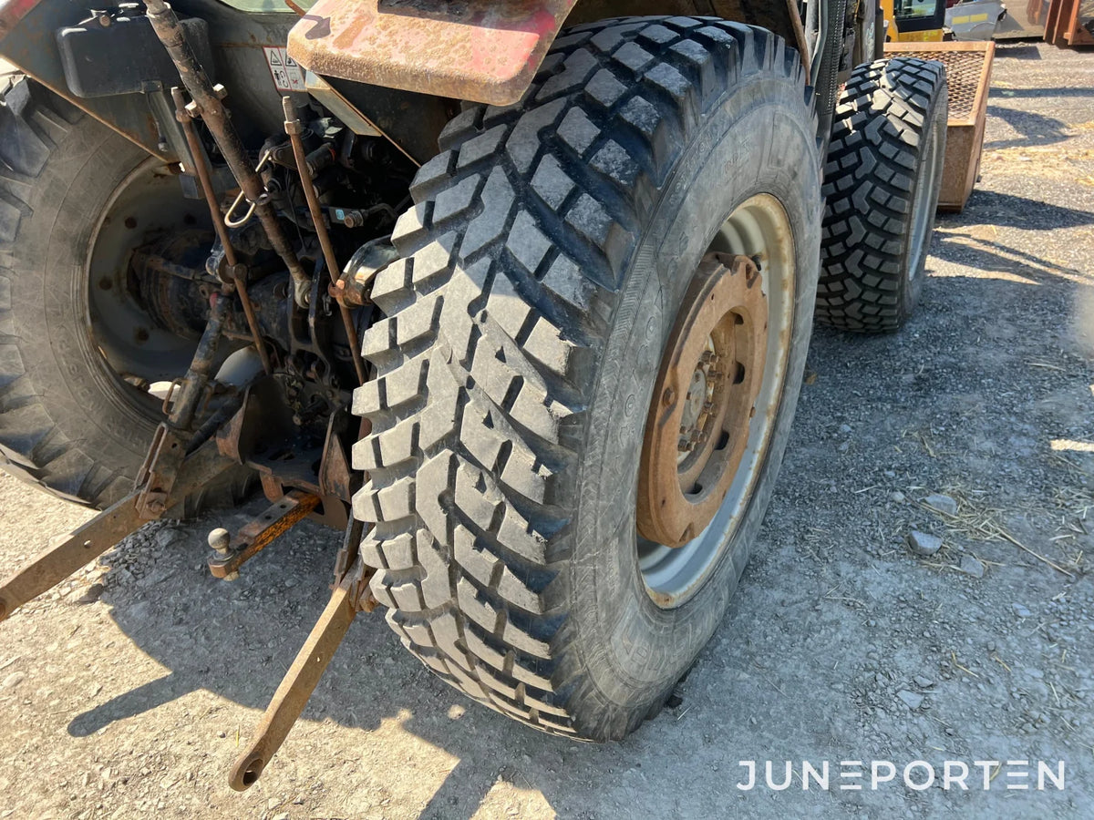 Massey Ferguson 4345 med lastare och skopa
