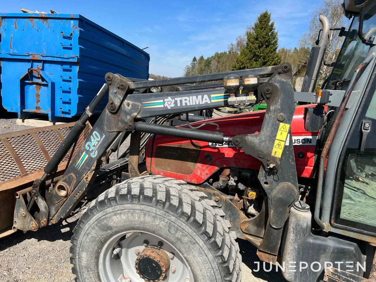 Massey Ferguson 4345 med lastare och skopa