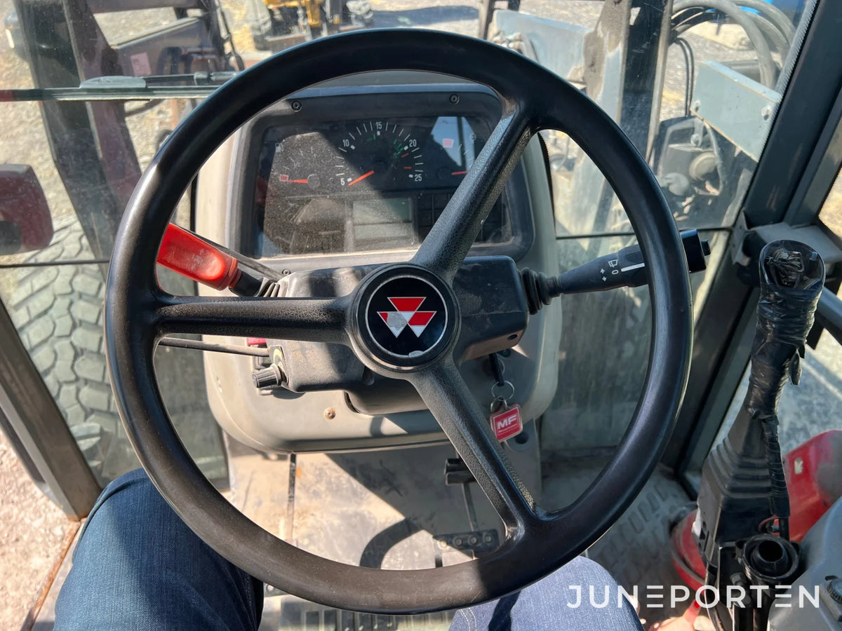Massey Ferguson 4345 med lastare och skopa