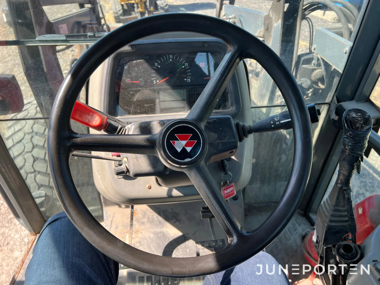 Massey Ferguson 4345 med lastare och skopa