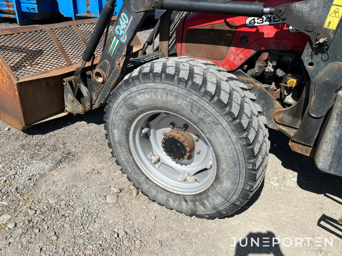 Massey Ferguson 4345 med lastare och skopa
