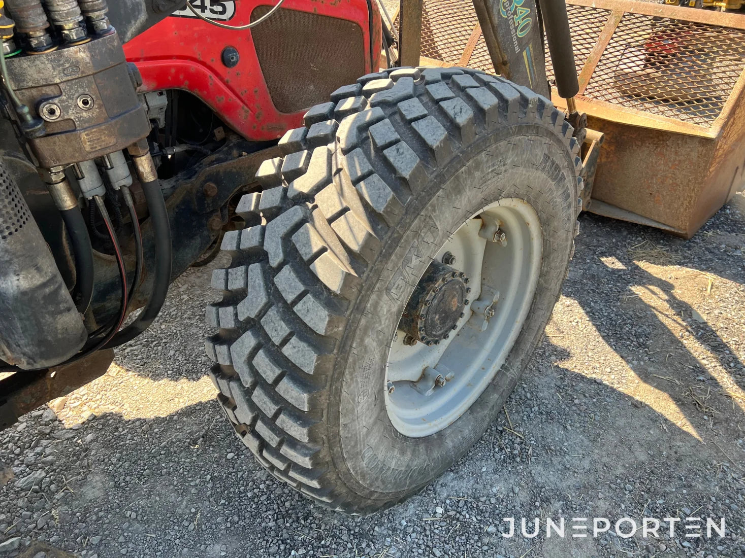 Massey Ferguson 4345 med lastare och skopa