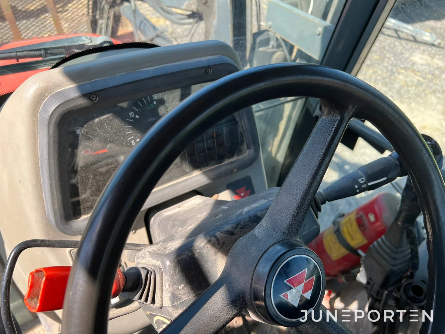 Massey Ferguson 4345 med lastare och skopa